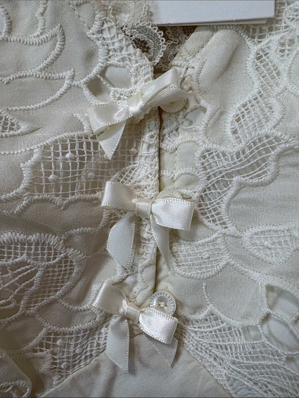 Vintage-Inspired Cream Midi Dress with Lace Trim - Picture 3 of 5